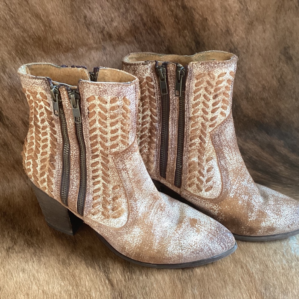 Circle G By Corral Outstanding Leather Weave Double Zipp Crackle Leather Bootie - Picture 2 of 12